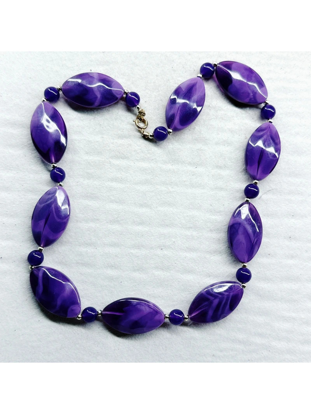 5438gc. Purple Plastic Necklace Vintage